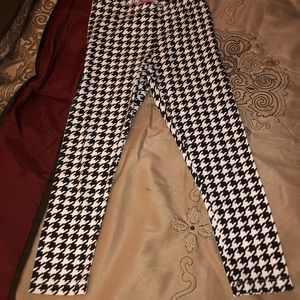 Lil Girl Size 7 Black White print stretch pants